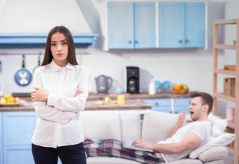 «Пять лет я спасаю парня от депрессии и содержу его. Любовь кончилась. Не предаю ли я его?»