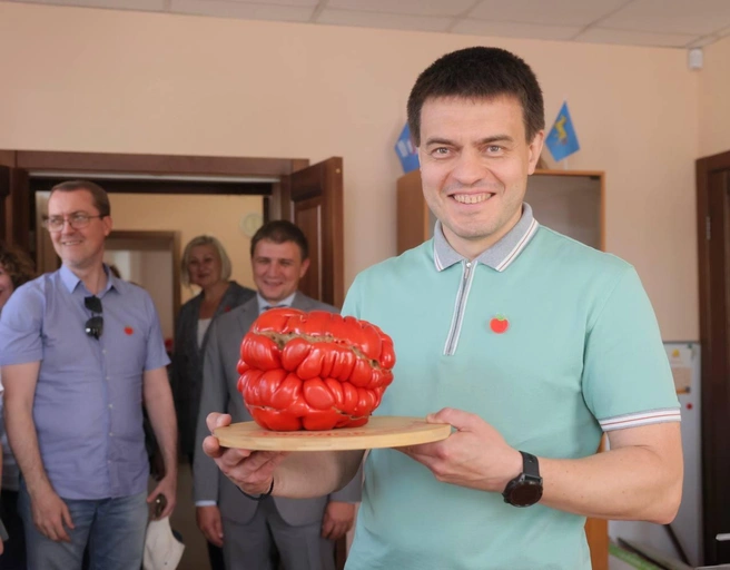 Губернатор края сфотографировался с чемпионом  | Источник: Михаил Котюков / Telegram