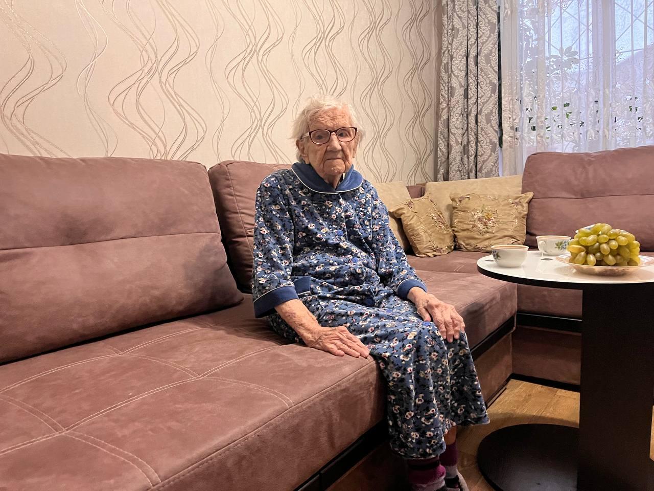 «Я ни туда ни сюда — между небом и землей»: 115-летняя россиянка — о своей судьбе