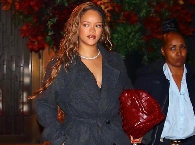 Серое пальто — главная покупка осени 2023. Доказано Рианной и редакторами Marie Claire