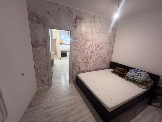 Двуспальная кровать с чистым матрасом и постельным бельем. Судя по одеялу со Спанч Бобом, тут жила семья с детьми | Источник: DoskaYkt