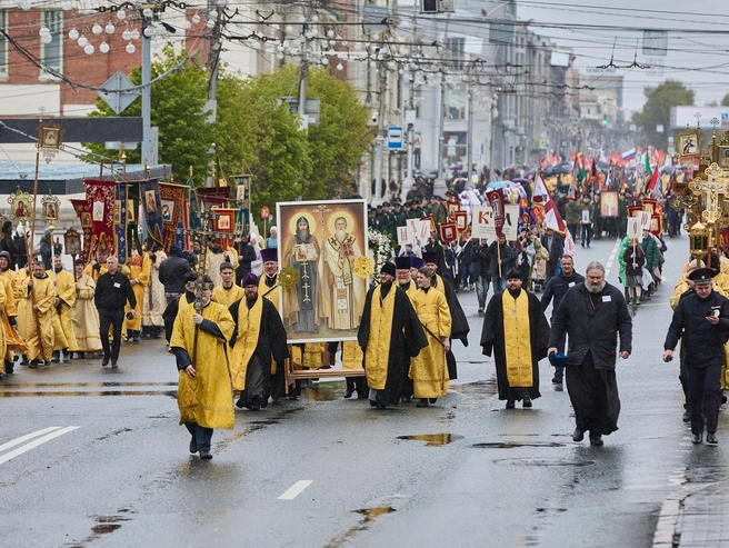 По центру Новосибирска пронесли икону с изображением Кирилла и Мефодия | Источник: Александр Ощепков / NGS.RU
