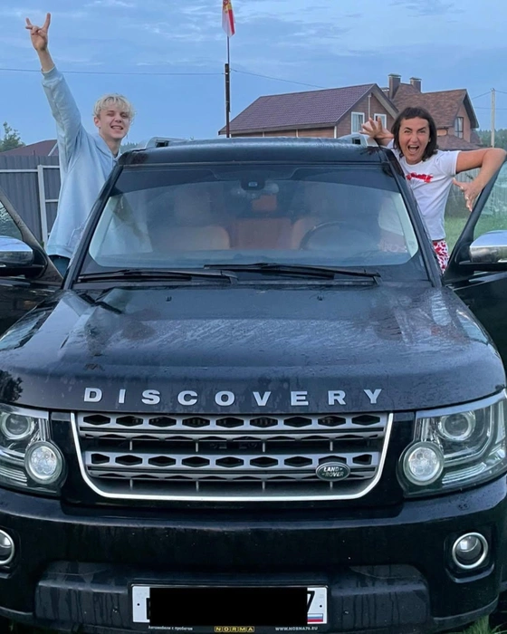 Подарил маме машину на день рождения | Источник: dmitrienko_vanya / Instagram (экстремистская организация, деятельность запрещена на территории РФ)