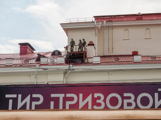 Зрители также поднялись на крышу Нового экспериментального театра (НЭТ) | Источник: Константин Завриков / V1.RU