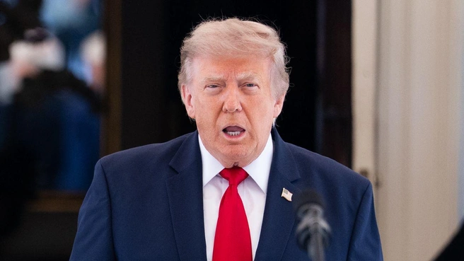 Трамп на митинге забывает имя кандидата, которого только что поддержал. | Источник: MEGA