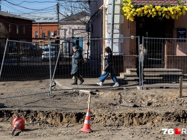 Пешеходы пока ещё могут пройти по этой улице | Источник: Евгений Кудрявцев / 76.RU 