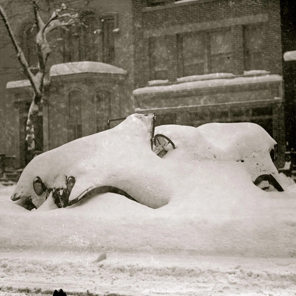 Автомобиль под снегом на улице Вашингтона | Источник: ZUMA Press, Inc./via Legion Media