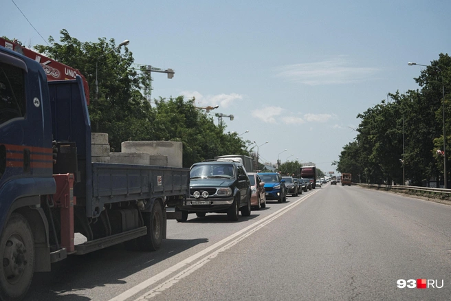 Пробки не только в больницы, но и на море | Источник: Дарья Паращенко / 93.RU