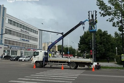 В Благовещенске установили 30 консольных светофоров