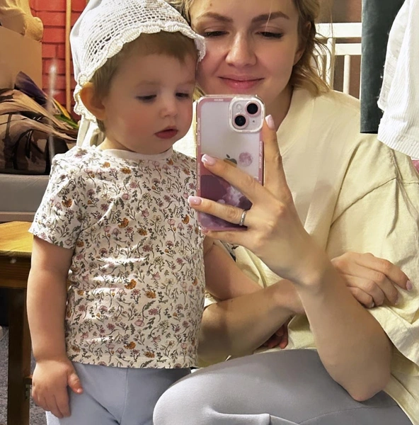 У пары растет трехлетняя дочь Ева 