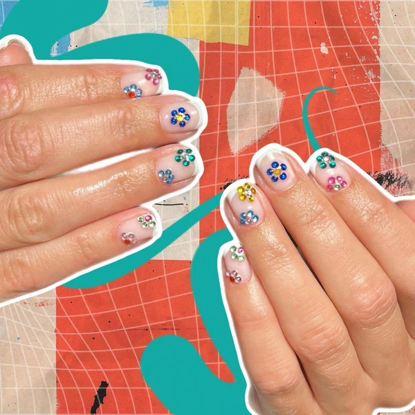 Маникюр со стразами: 8 модных дизайнов ногтей в стиле Y2K | Источник: theGirl