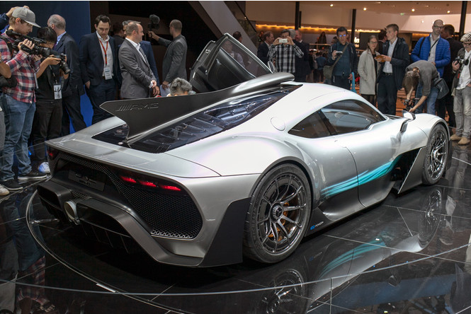 На волю выпущен тысячесильный гиперкар Mercedes-AMG Project ONE