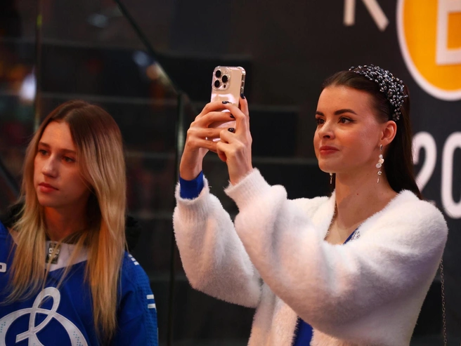 Делает ли она селфи или фотографирует трибуны? | Источник: Владислав Лоншаков / E1.RU
