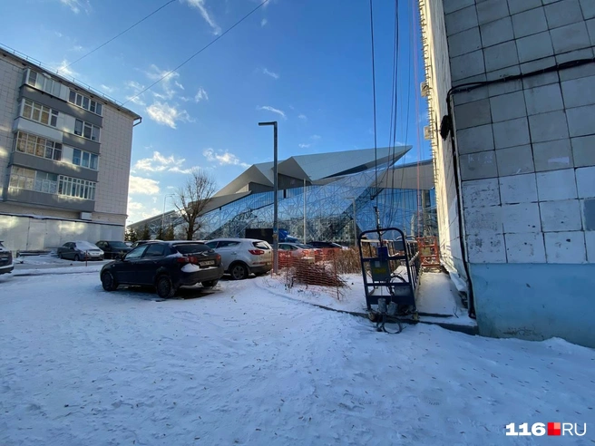 Фасадные подъемники стоят как со стороны театра, так и со стороны двора | Источник: Руфина Калимуллина / 116.RU