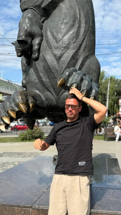 Андрей Мерзликин прогулялся по 130-му кварталу | Источник: @merzlikinandrey / instagram (экстремистская организация, деятельность запрещена на территории РФ)