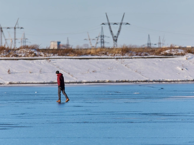 Некоторые люди прогуливались по тонкому ледяному покрову | Источник: Александр Ощепков / NGS.RU