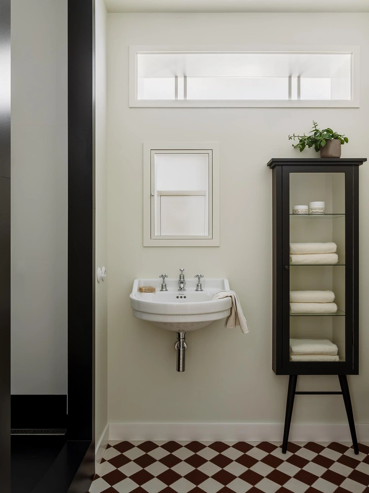 Плитка, Topcer. Раковина и смеситель, Burlington. | Источник: Ольга Шангина. Стиль: Фатима Березова