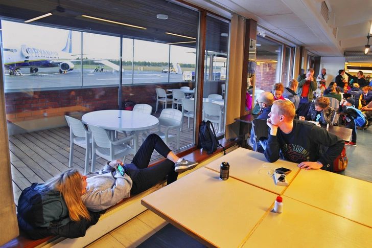 Пассажиры ждут вылета в аэропорту Лаппеэнранта, архивное фото | Источник: sun ok/Shutterstock/Fotodom.ru