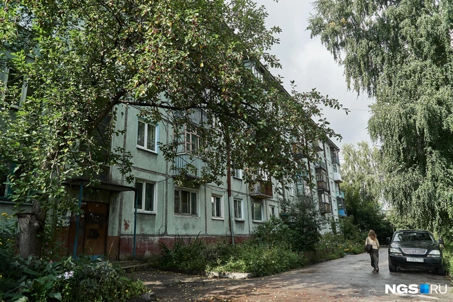 Дом на улице Первомайской, 102 признали аварийным в 2018 году, начать расселять жильцов должны в этом году | Источник: Александр Ощепков / NGS.RU