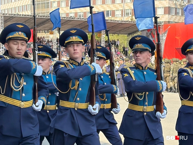 Пешие колонны трибуны встречали аплодисментами | Источник: Николай Сальников / 56.RU