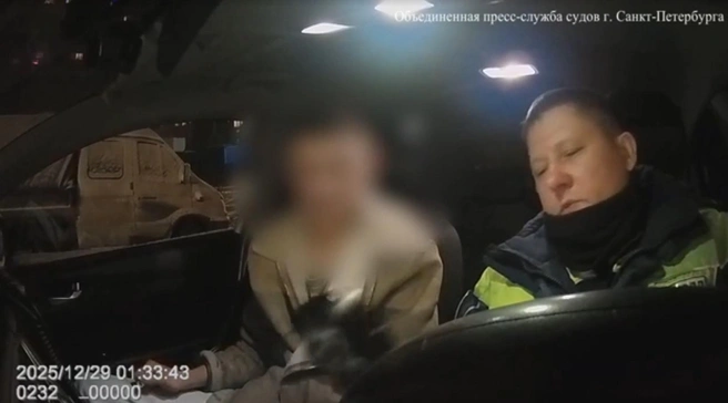 Задержанный после погони водитель спорил с сотрудником Госавтоинспекции и алкотестером. | Источник: Объединённая пресс-служба судов Санкт-Петербурга