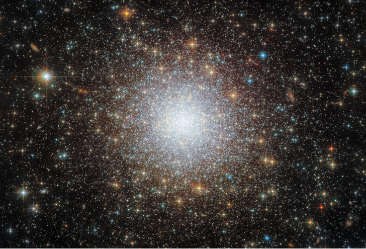 Телескоп «Хаббл» запечатлел далекое звездное скопление