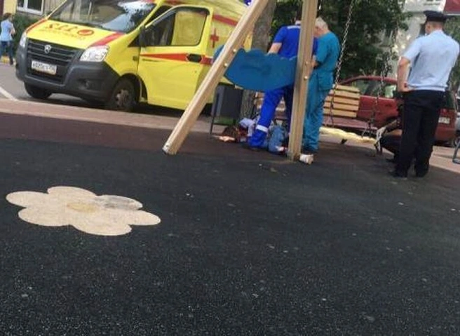 В Раменском женщину зарезали на детской площадке на глазах у сына | ya62.ru