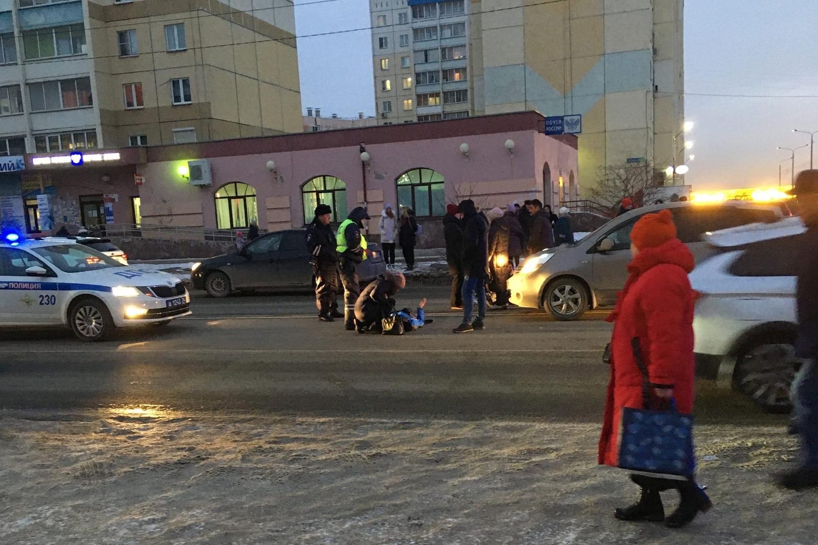 Скорая доставила в больницу троих детей после ДТП на «зебре» в Челябинске,  25 ноября 2021 г. - 25 ноября 2021 - 74.ру