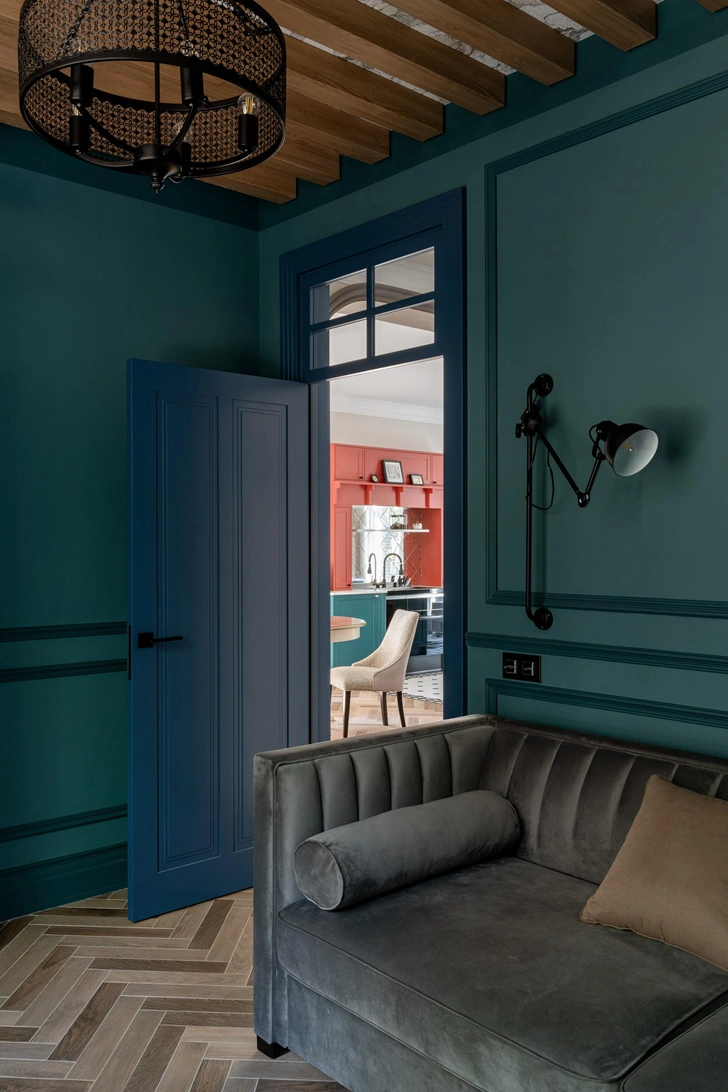Настенный светильник, Odeon Light. Диван, Garda decor. | Источник: Александр Бурнатов. Стиль: Юлия Волкова