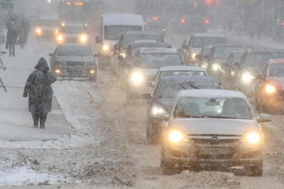 Skidding Trucks Cause Level 10 Gridlock in Rostov