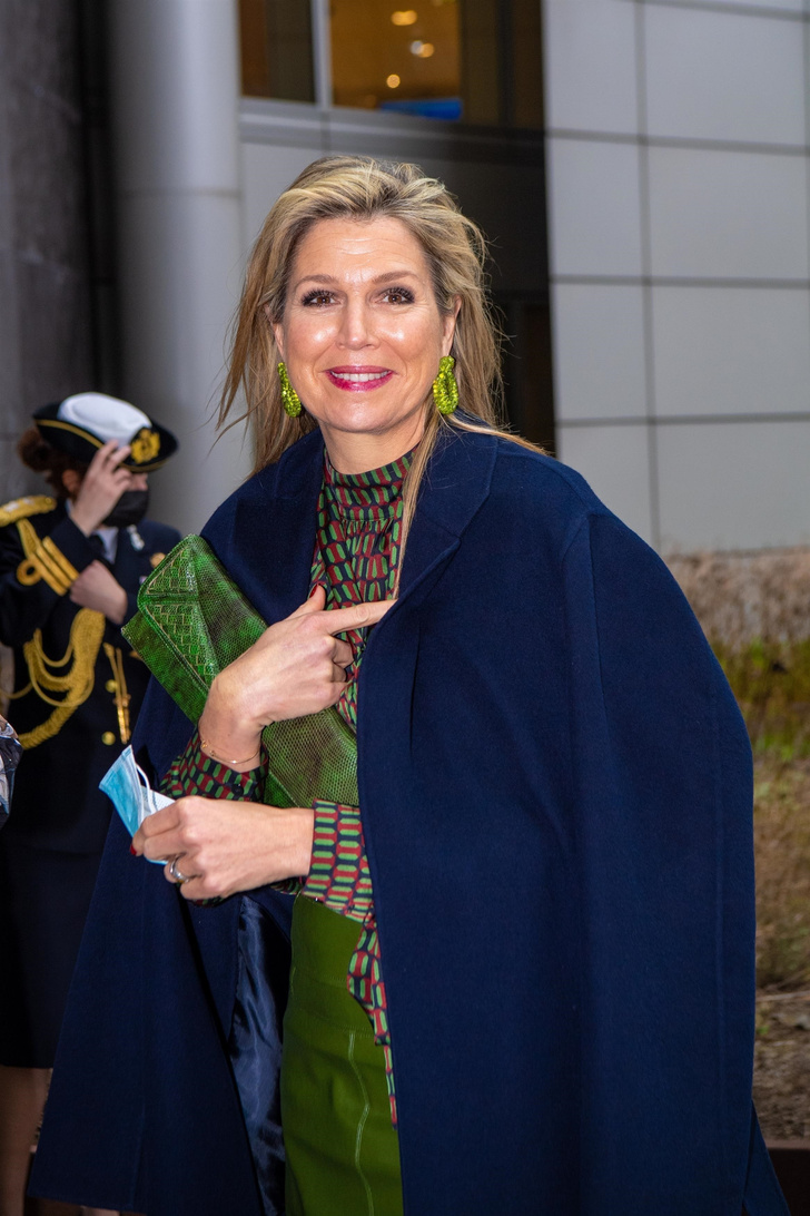Почему деловые женщины выбирают яркие цвета? Королева Максима в синем пальто и зеленой юбке учит выглядеть как лидер