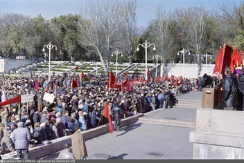 Зона у фонтана в участниках митинга, 1997 год | Источник: Pastvu.com