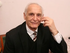 45-летний сын Василия Ланового женился на 27-летней девушке