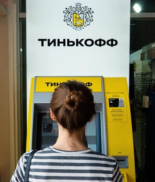 Российские банки вводят комиссию за хранение валюты: куда теперь нести свои доллары