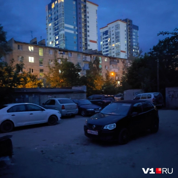 Кто-то оставил свою машину прямо по центру асфальтированного участка | Источник: Денис Паустовский / V1.RU