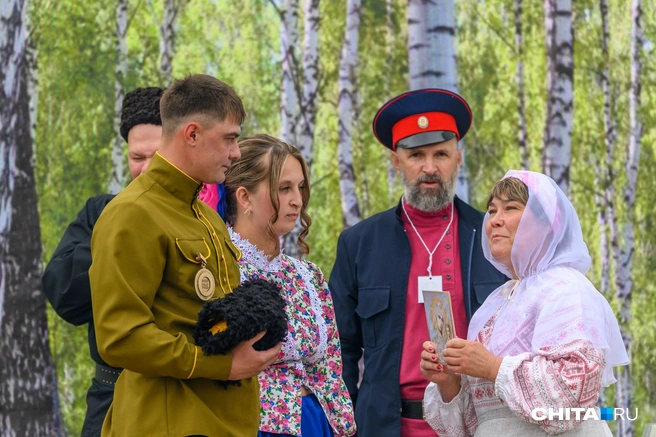 Молодожены получают благословение | Источник: Олег Фёдоров / CHITA.RU