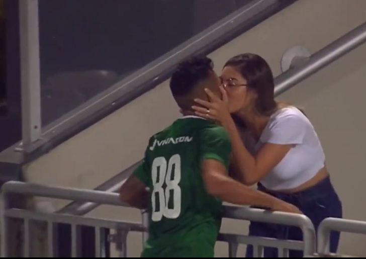 Футболист забил и убежал с поля целовать жену. Рано он радовался (видео)