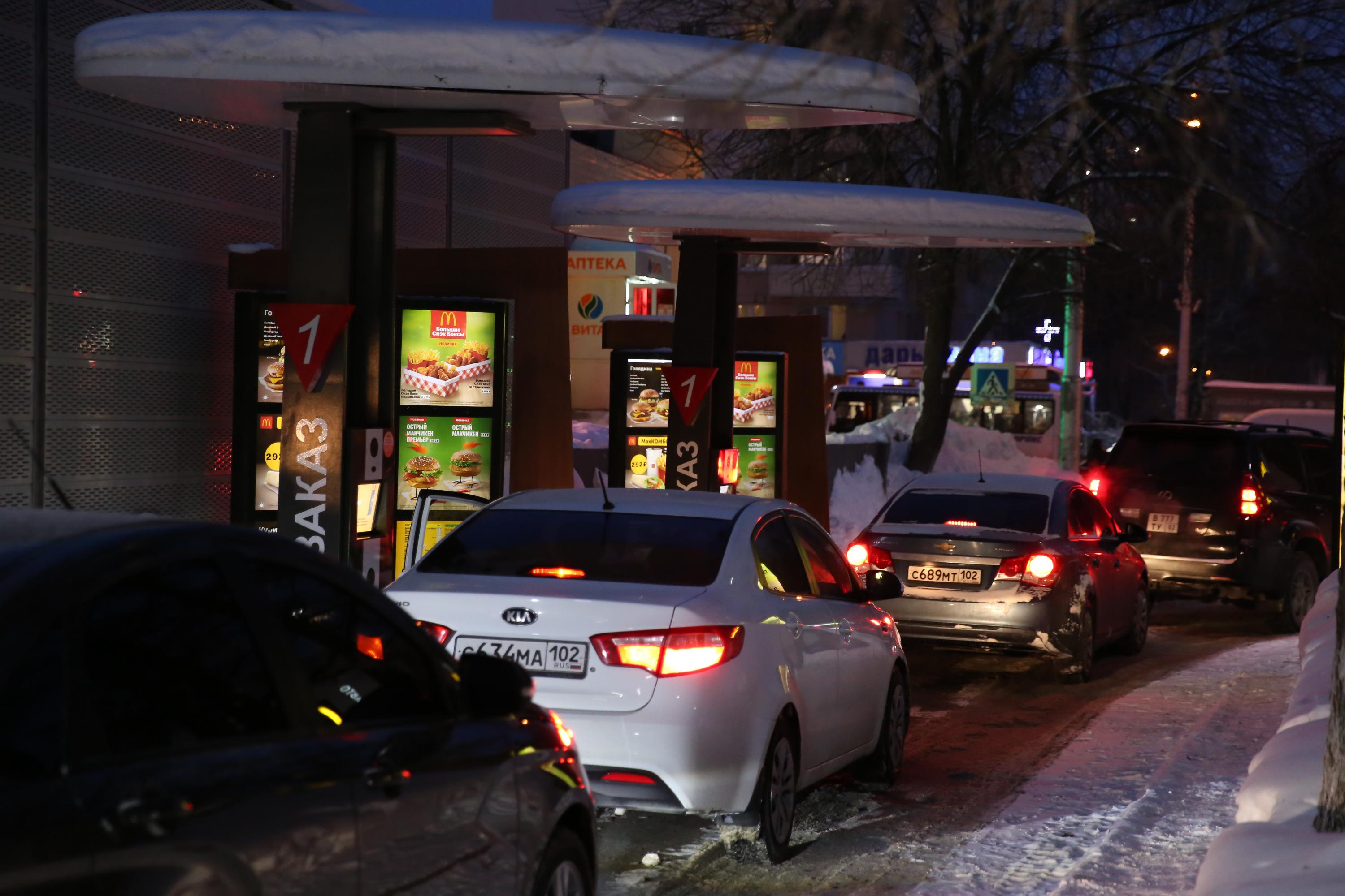 Макдоналдс временно закрывается в Уфе, очереди в Макдоналдс в Уфе, очереди  в МакАвто в Уфе, 9 марта 2022 - 9 марта 2022 - УФА1.ру