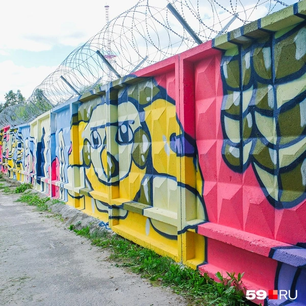 Художники и участники фестиваля разрисовали почти 300-метровый забор | Источник: Тимофей Калмаков / 59.RU