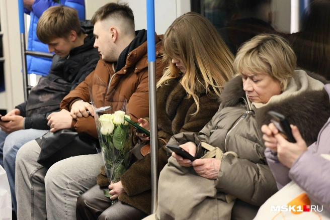 Букет белых роз в руках | Источник: Артём Устюжанин / MSK1.RU