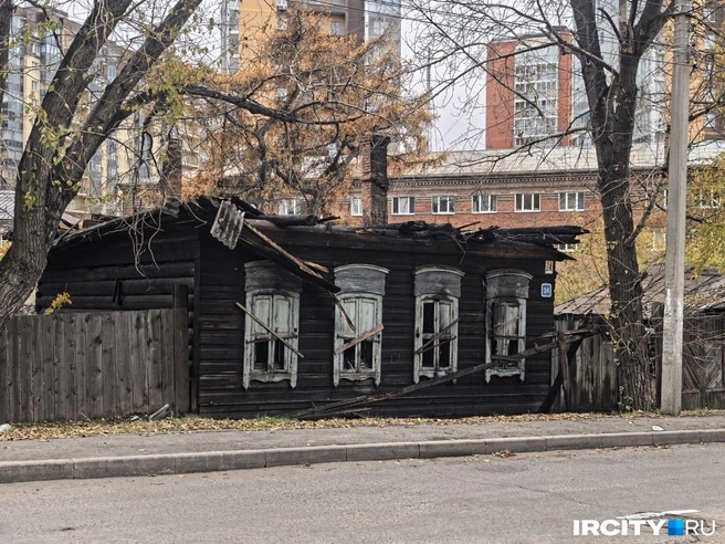 В центре Иркутска сожгли деревянный дом | Источник: Алёна Кашпарова / «ИрСити»
