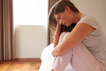 «12 лет назад умерла мама, за ней отец. Плачу в подушку ночами. Как допережить потерю?»