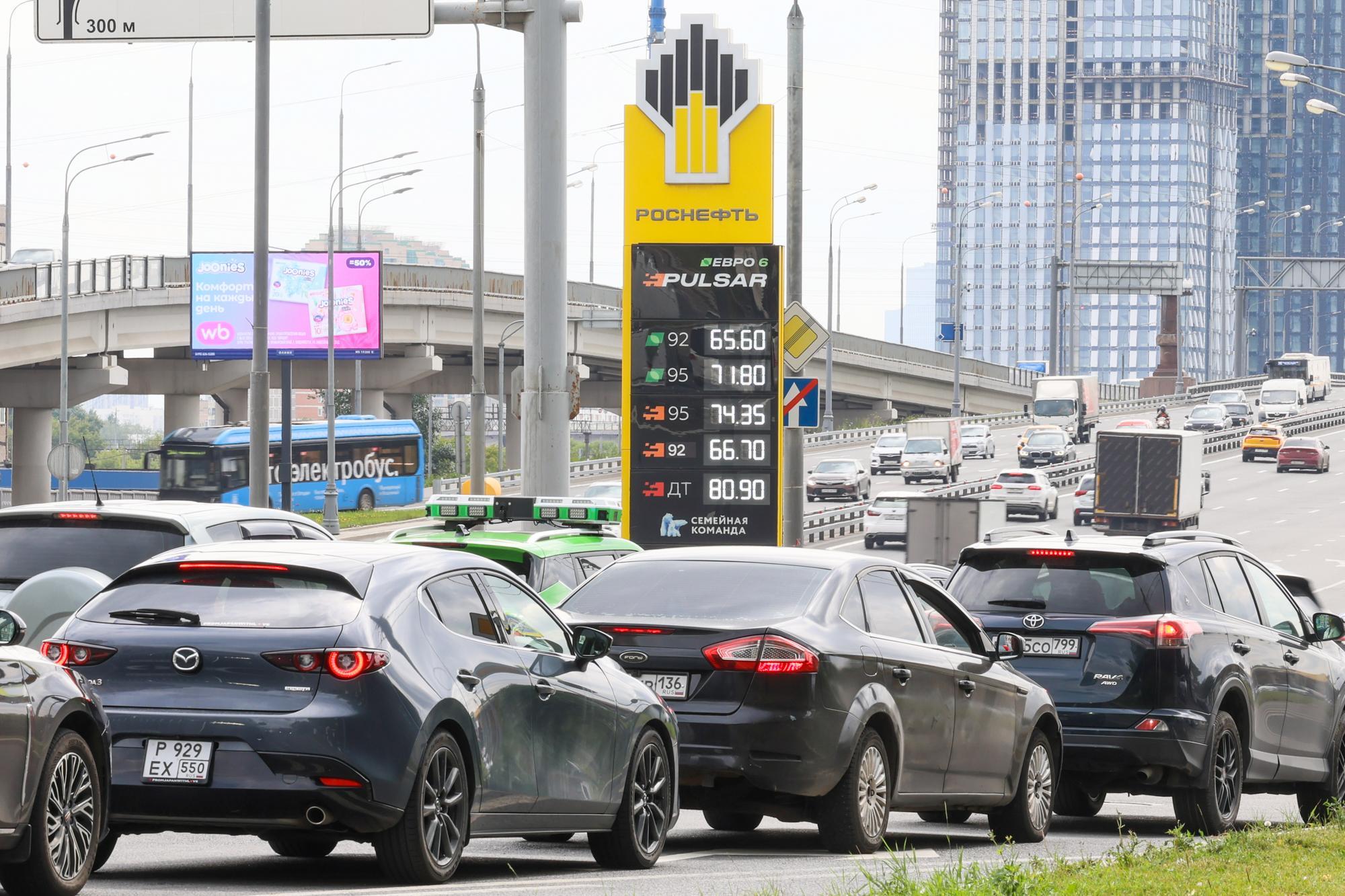 «Нехватка бензина будет возникать в самых разных местах». Российские нефтезаводы уйдут на ремонт — чего ждать автомобилистам осенью