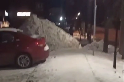 Челябинский тротуар засыпало снегом при уборке