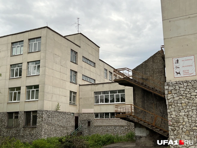 У этой школы тоже несколько корпусов | Источник: Андрей Бирюков / UFA1.RU
