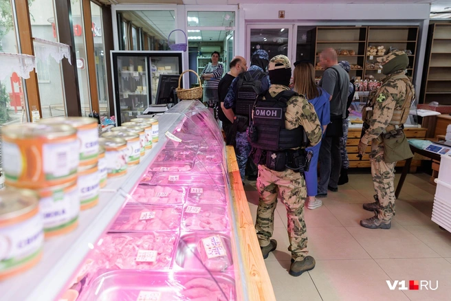 К владельцу мясного магазинчика были вопросы у службы судебных приставов | Источник: Алексей Волхонский / V1.RU