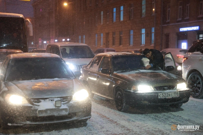 В снежную погоду стоит периодически останавливаться и протирать номера | Источник: Сергей Михайличенко / FONTANKA.RU