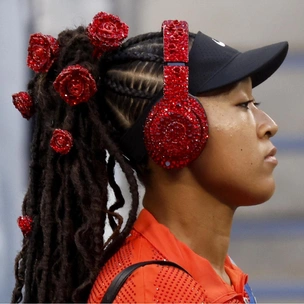 Стиль или кринж? Теннисистка Наоми Осака вышла на корт US Open 2025 с драгоценным Лабубу и огромными розами в волосах