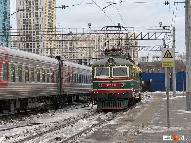 Электровоз ведет состав из Екатеринбурга до Шувакиша и обратно | Источник: Анастасия Баранова / E1.RU