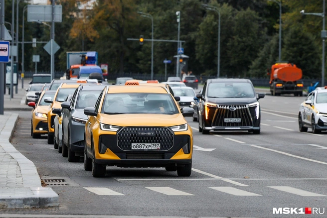 Такси в Москве постепенно превращается из доступного в транспорт для избранных | Источник: Артем Устюжанин / MSK1.RU